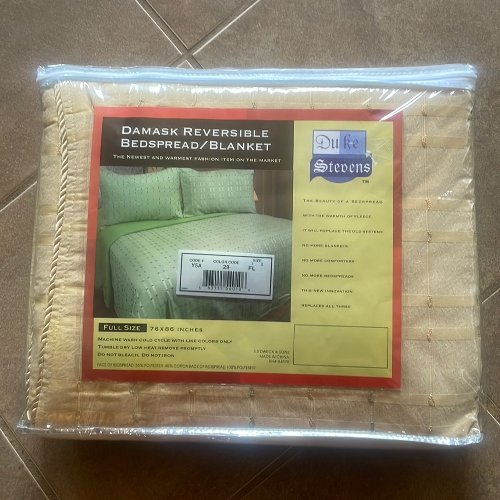 NEW Damask Reversible Bedspread! Full size